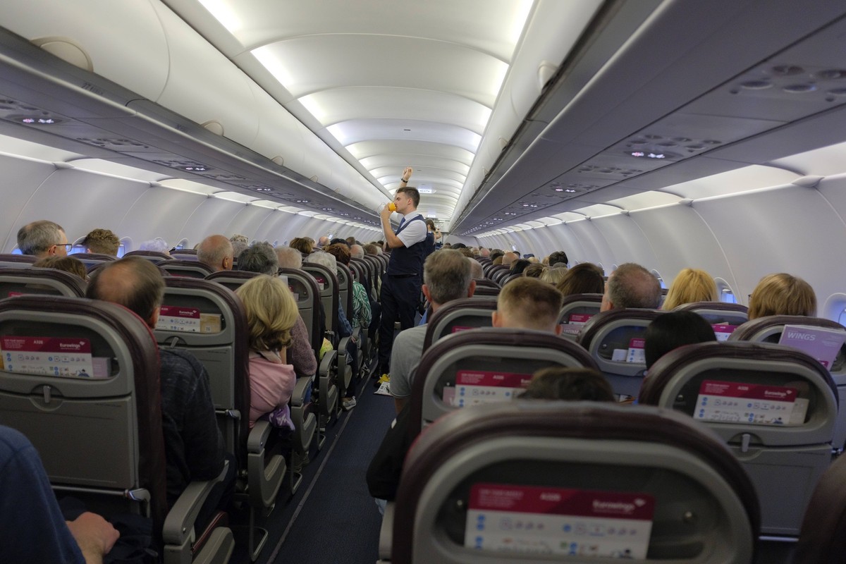 Ein Flugbegleiter,Steward von der Kabinenbesatzung im Verkehrsfiugzeug der Fluggesellschaft Eurowings bei der Sicherheitseinweisung,fotografiert am 08.05.2923. Â *** A flight attendant, steward from t ...