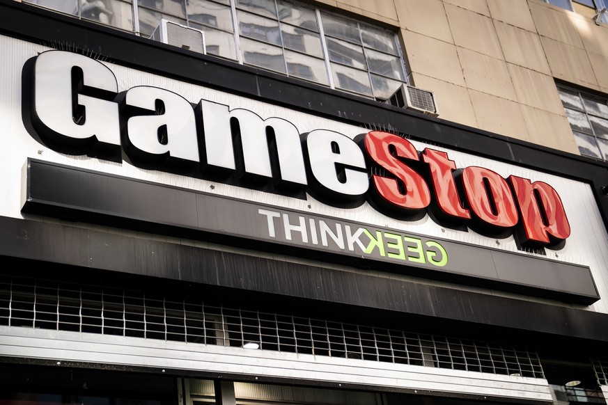 ARCHIV - 28.01.2021, USA, New York: Das Gamestop-Logo auf der Fassade der Filiale am Union Square. Die Kurskapriolen bei Aktien des Videospielhändlers Gamestop und anderer US-Unternehmen ziehen weiter ...