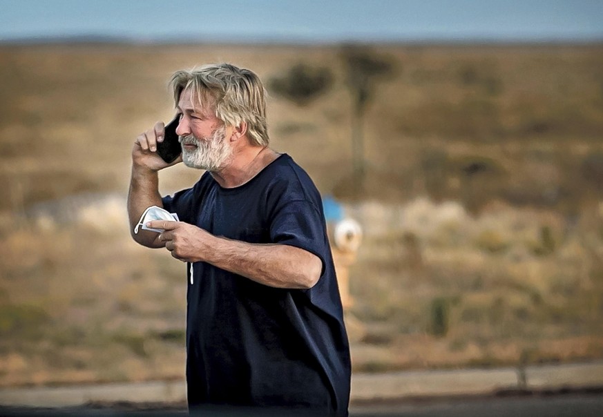 HANDOUT - 21.10.2021, USA, Santa Fe: US-Schauspieler Alec Baldwin telefoniert auf dem Parkplatz vor dem Santa Fe County Sheriff's Office, nachdem er zu dem Vorfall am Set des Films «Rust» am Stadtrand ...