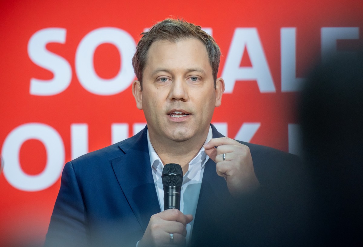30.11.2024, Berlin: Lars Klingbeil, SPD-Bundesvorsitzender, spricht bei der sogenannten &quot;Wahlsiegkonferenz&quot; der SPD. Mit der Konferenz startet die SPD in den Wahlkampf zu den vorgezogenen Bu ...
