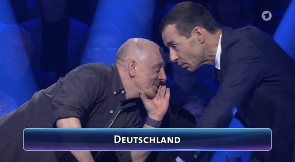 Bernhard Hoëcker flüstert Kai Pflaume im Finale etwas zu.