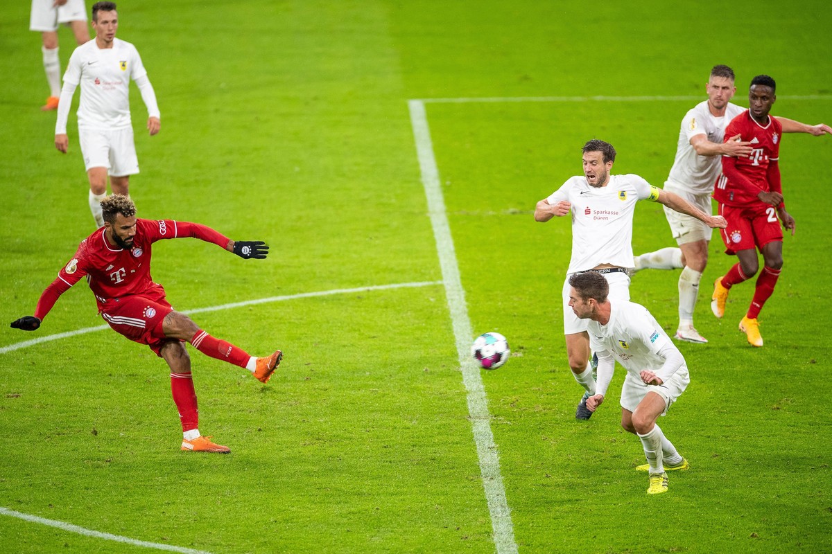 Choupo-Moting (l.) trifft per Fernschuss zum 3:0. Sarr (r.) lieferte den Assist.