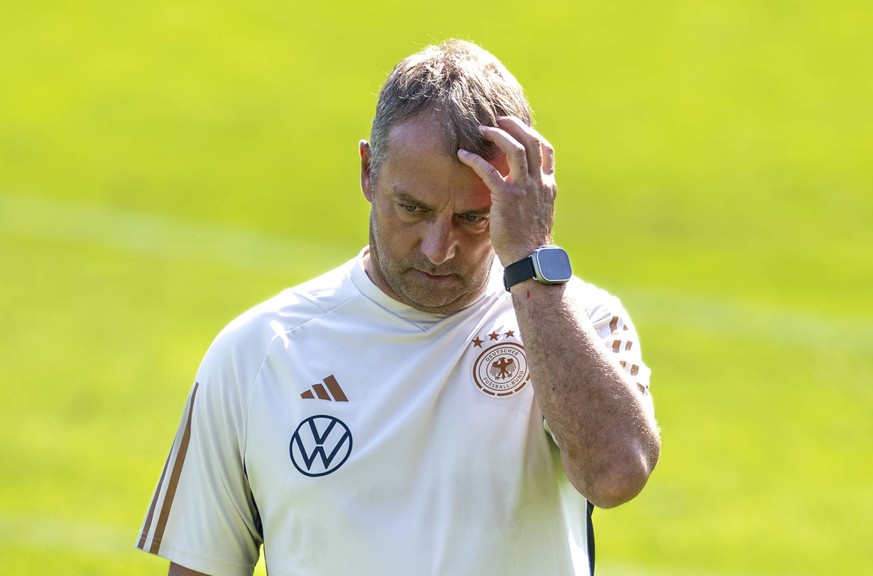 Fußball: Nationalmannschaft, öffentliches Training am 10.09.23 in der AOK Arena in Wolfsburg Niedersachsen. Bundestrainer Hansi Flick fasst sich an den Kopf. *** Soccer national team, public training  ...