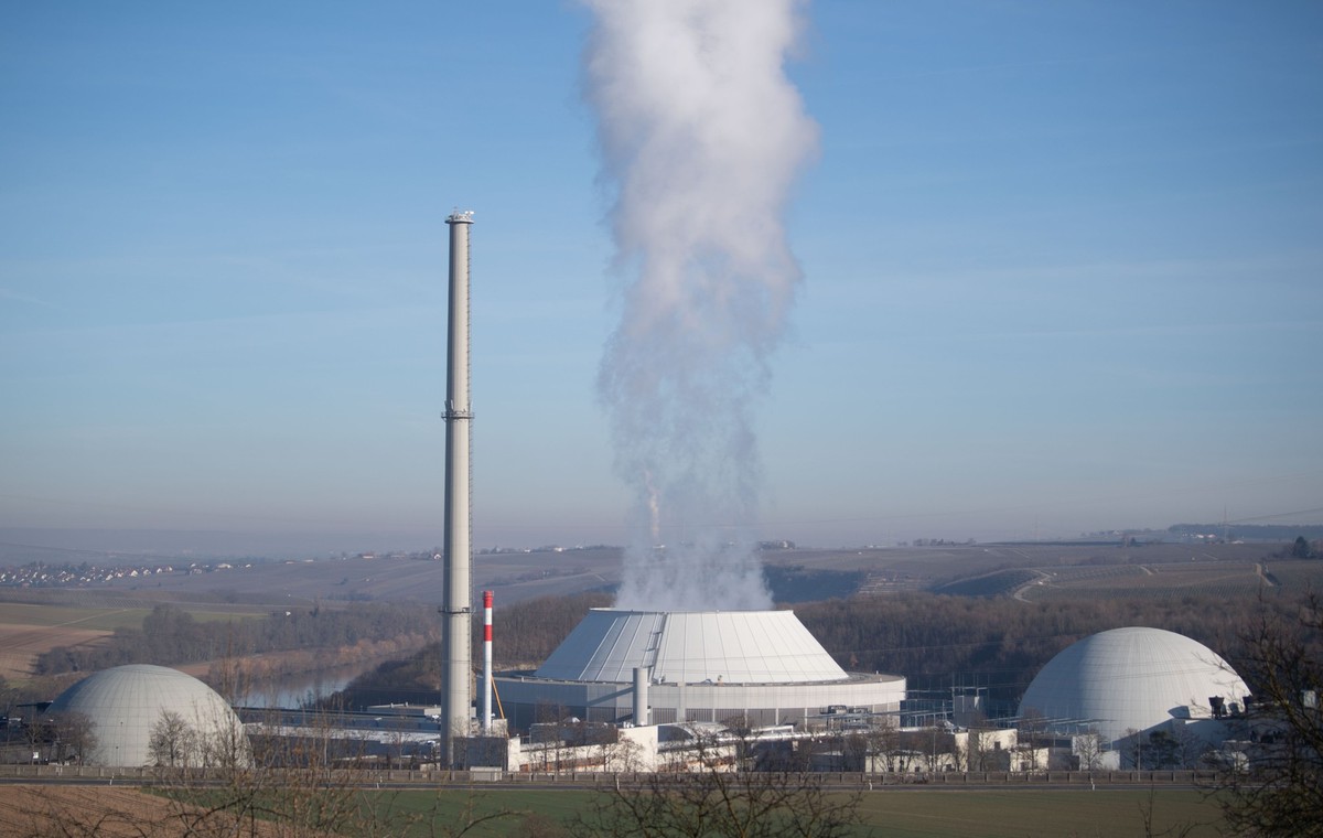 ARCHIV - 26.02.2019, Baden-W�rttemberg, Neckarwestheim: Dampf kommt aus dem K�hlturm (M) von Block 2 des Kernkraftwerks Neckarwestheim, daneben sind Block 1 (l) und Block 2 (r) des Atomkraftwerks zu s ...