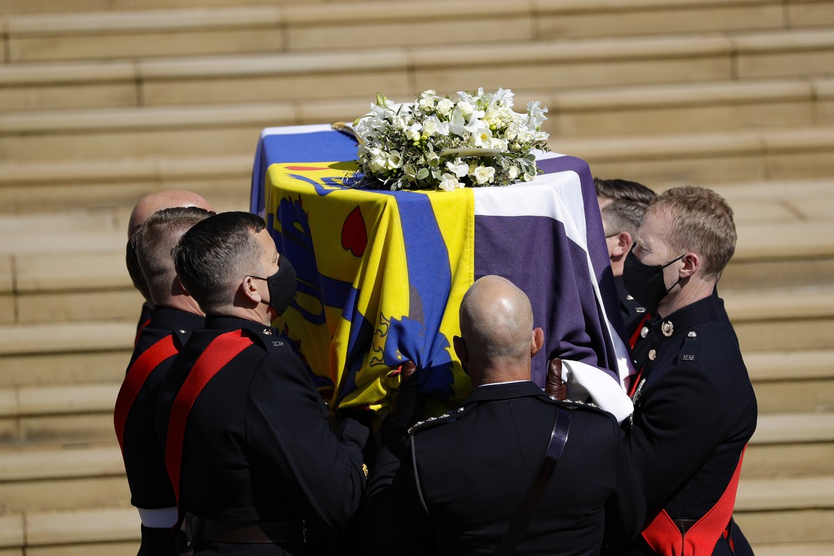17.04.2021, Gro�britannien, Windsor: Der Sarg wird an der St.-Georgs-Kapelle auf Schloss Windsor f�r die Beerdigung des britischen Prinzen Philip die Stufen hinauf getragen. Foto: Kirsty Wigglesworth/ ...