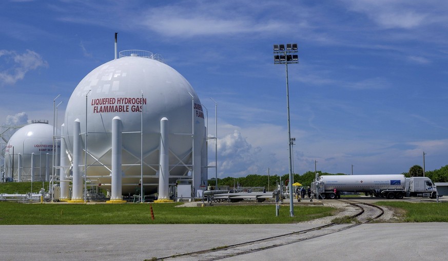August 31, 2022, Kennedy Space Center, FL, United States of America: Tanker trucks deliver liquid hydrogen to replenish the large spheres used to store cryogenic propellants for the NASA Space Launch  ...
