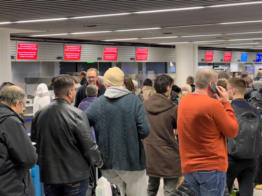 15.02.2023, Deutschland, Frankfurt am Main, Flughafen, IT Probleme bei der Lufthansa. Eindrücke vom Flughafen in Frankfurt