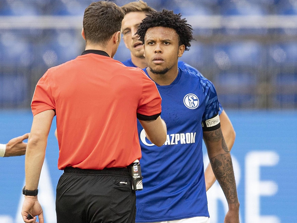 Fussball 1. Bundesliga/ FC Schalke 04 - Werder Bremen Weston McKENNIE GE mit einer Armbinde Justice for George Floyd Gerechtigkeit fuer George Floyd , Schiedsrichter Felix ZWAYER l. Fussball 1. Bundes ...