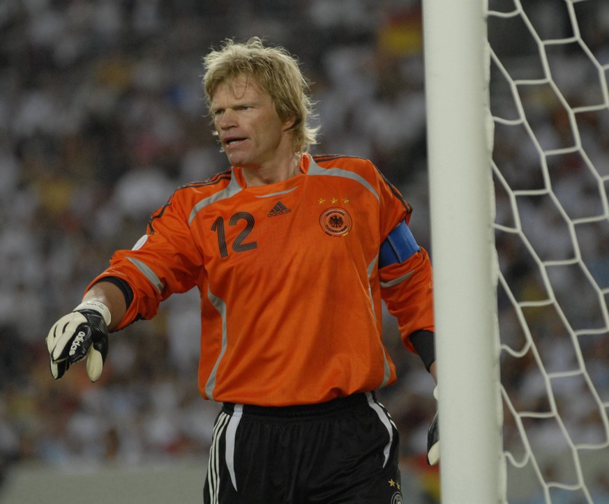 WM 2006 Spiel um Platz 3:: Deutschland - Portugal 3:1 am 08.07.2006 in Stuttgart Oliver Kahn dirigiert HM

World Cup 2006 Game to square 3 Germany Portugal 3 1 at 08 07 2006 in Stuttgart Oliver Kahn ...