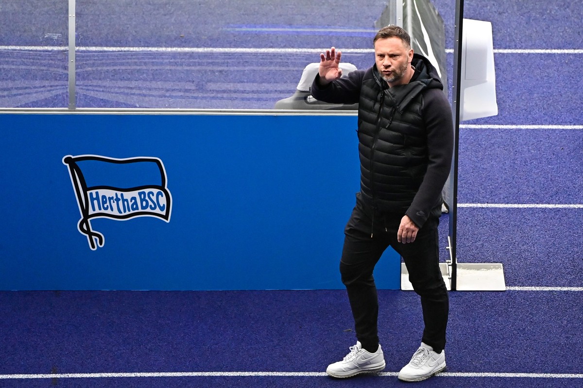 ARCHIV - 10.04.2021, Berlin: Fu�ball: Bundesliga, Hertha BSC - Bor. M�nchengladbach, 28. Spieltag im Olympiastadion. Der damalige Hertha Trainer Pal Dardai winkt nach dem Spiel. (zu dpa: Medien: Herth ...