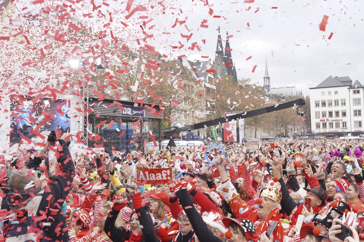Koelner Karneval, Sessionseroeffnung am Heumarkt Impressionen und Eindruecke nach dem offiziellen Countdown bei der Sessionseroeffnung des Koelner Karneval auf dem Heumarkt in Koeln am Elften im Elfte ...