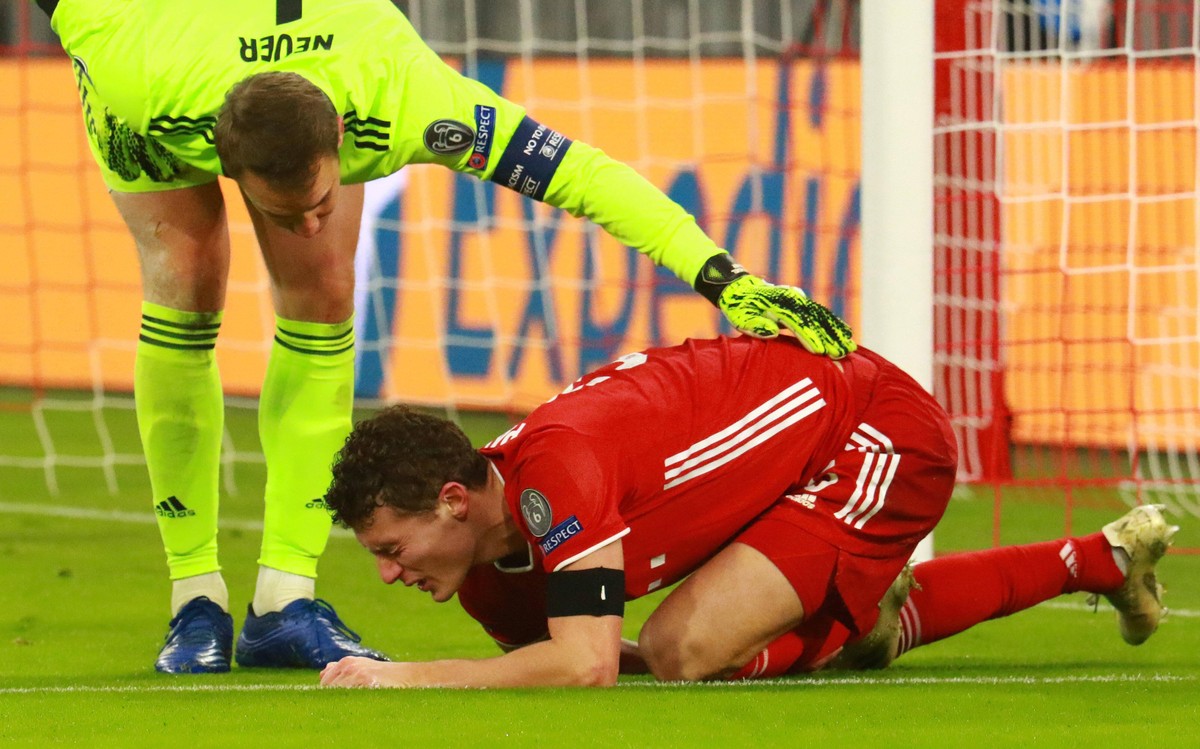 Autsch! Manuel Neuer erkundigt sich bei Benjamin Pavard, ob alles okay ist.