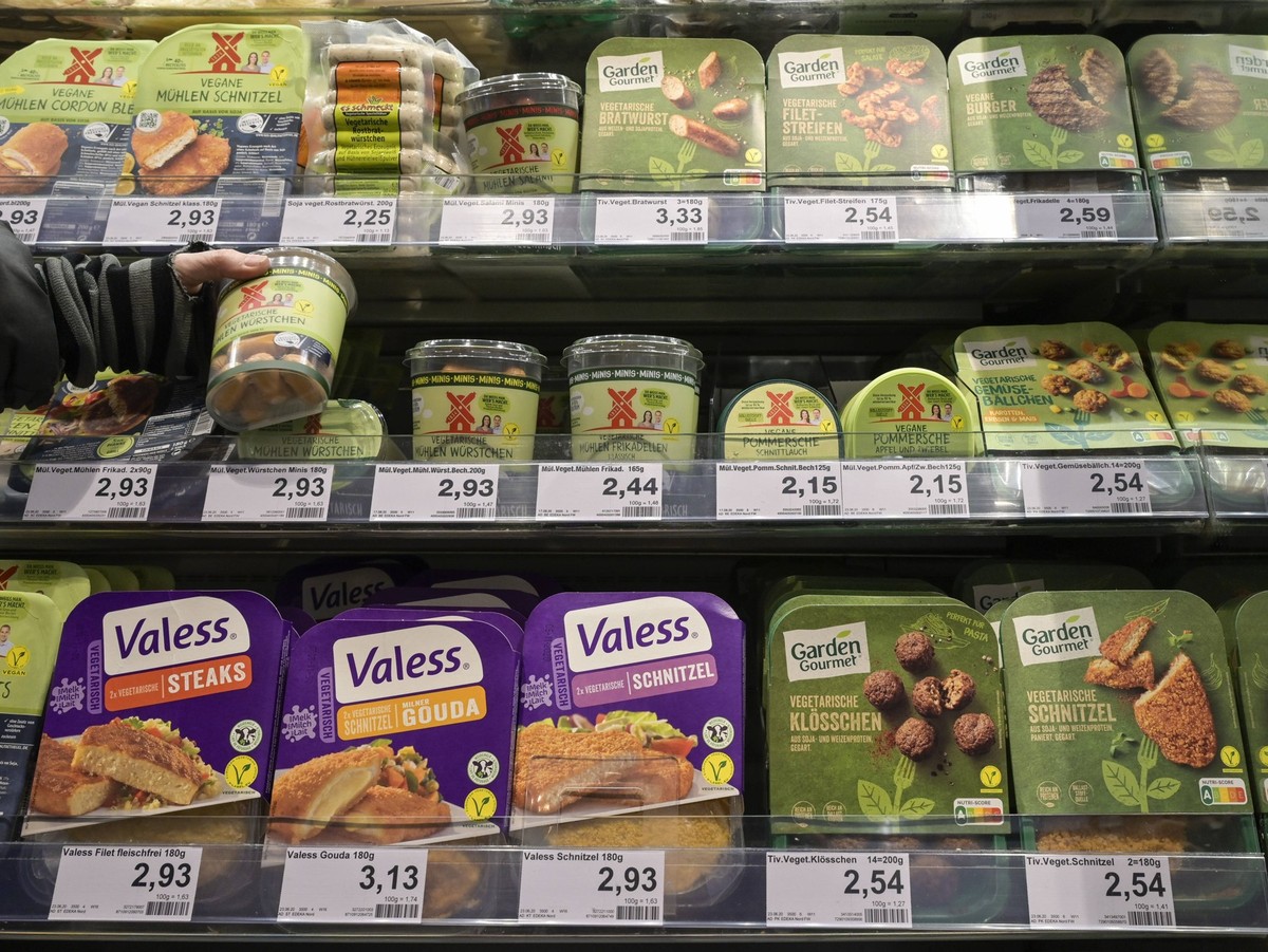 Germany, vegetarian meat taste products GERMANY, Edeka supermarket, processed vegetarian meat taste substitute products *** DEUTSCHLAND, Hamburg, Edeka Supermarkt, vegane Fleischersatzprodukte, Veggie ...
