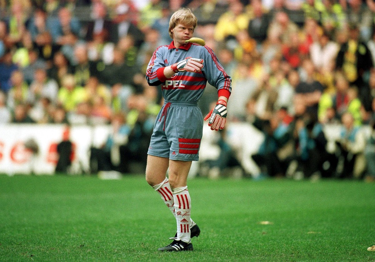 Torh�ter Oliver Kahn (Bayern) mu� nach der Halbzeitpause den Strafraum von Bananen s�ubern