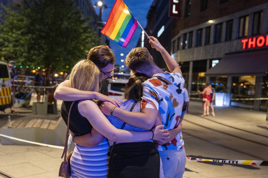 Flere skadd i skyting i Oslo Oslo 20220625. Det er avfyrt flere skudd i 1.15-tiden natt til lordag pa utsiden av London pub i sentrum av Oslo. Flere er skadd, opplyser politiet. Foto: Javad Parsa / NT ...