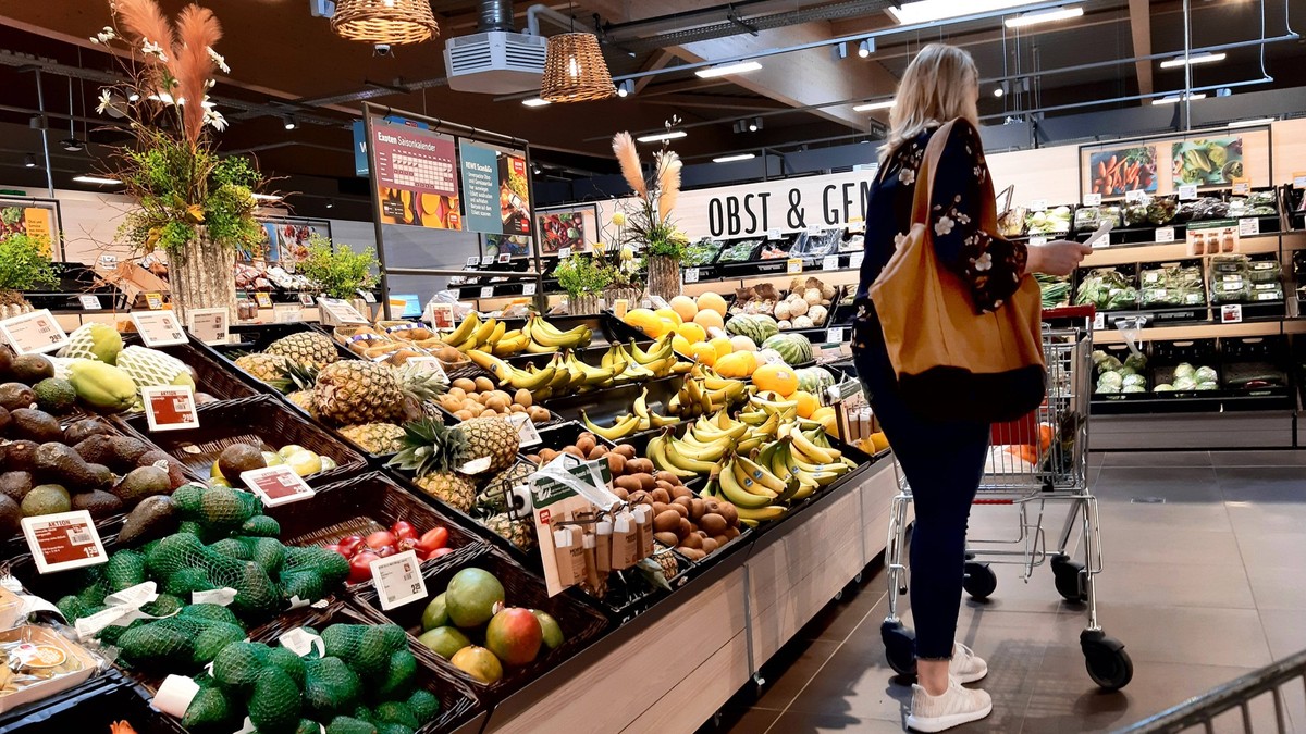 Einkauf in einem Supermarkt oder Discounter zu Zeiten von Corona und Krieg in der Ukraine. Einkauf in Zeiten von Corona und Krieg in der Ukraine *** Shopping in a supermarket or discount store at the ...