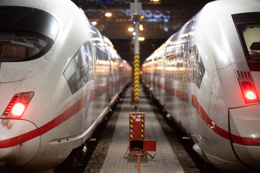 28.02.2023, Hessen, Frankfurt/Main: Zwei ICE stehen steht am Hauptbahnhof nebeneinander. In Fulda findet am 28. Februar der Auftakt der Tarifverhandlungen zwischen der Gewerkschaft EVG und der Deutsch ...