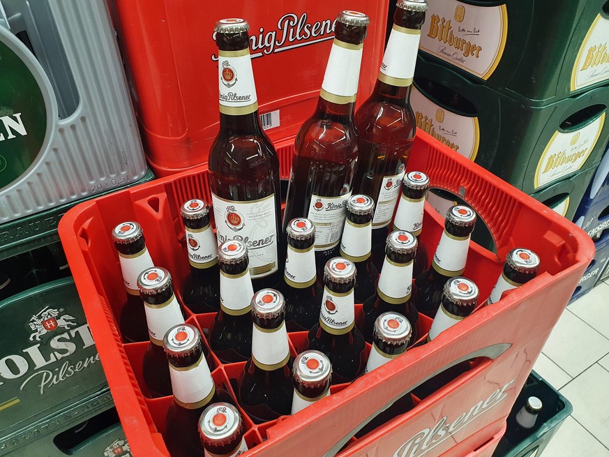 Themenbild - Einkaufen im Supermarkt, Discounter, Getränke und Lebensmittel Bild: Weinregal mit verschiedenen Rotweinen und Weissweien, Sektregal, Bierkiste mit verschiedenen Bierflschen, Pilsbier und ...