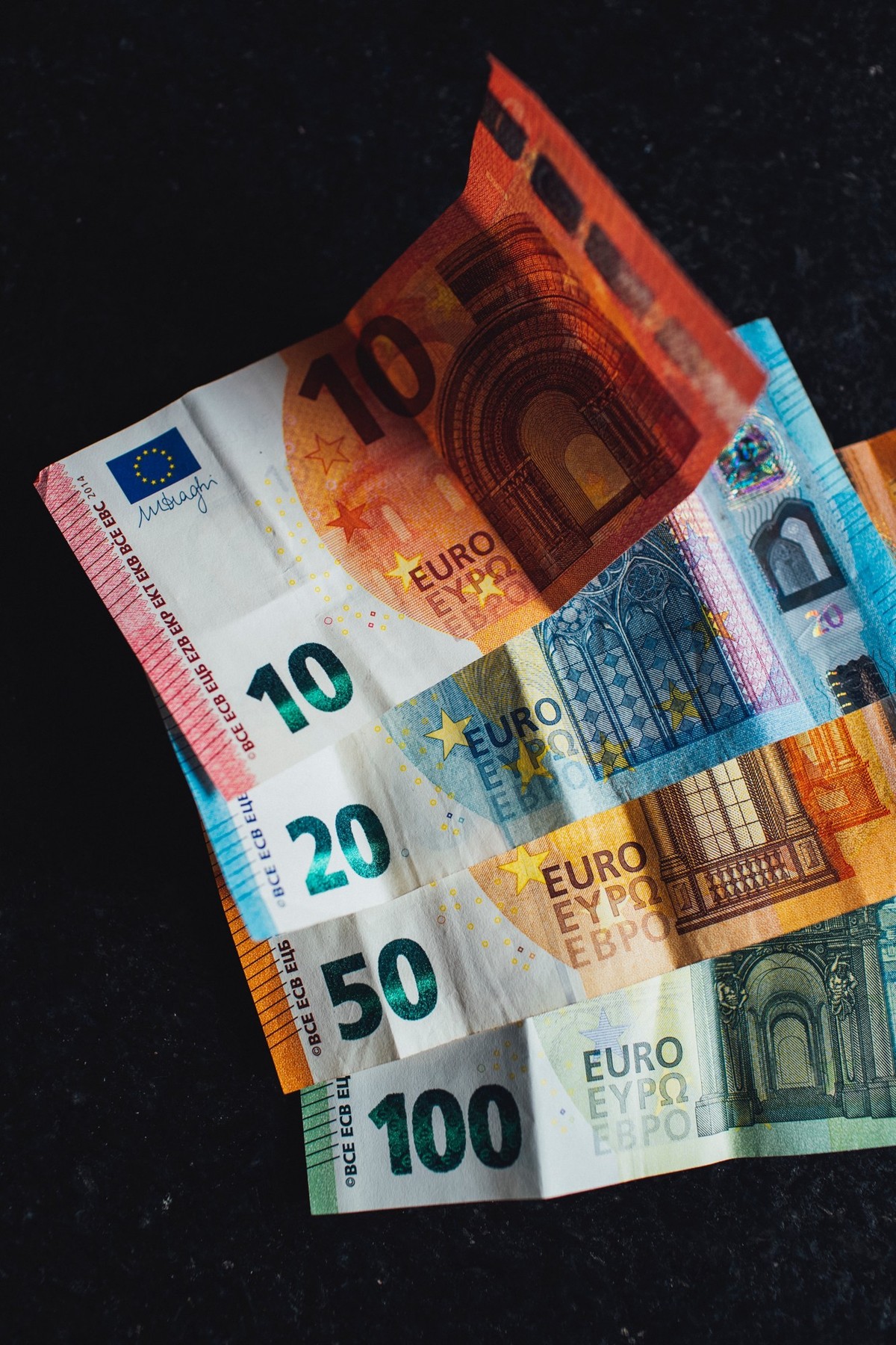 Über Geld spricht man nicht? Teile der Gen Z sehen das ganz anders. Und das ist auch völlig in Ordnung.