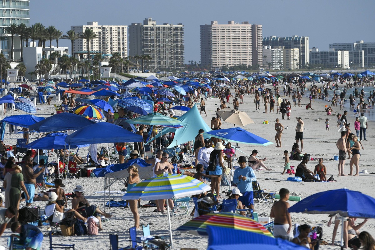 Beachgoers Enjoy Themselves On A Very Hot Day At Clearwater Beach Beachgoers are on a very hot day at Clearwater Beach in Florida, USA. Florida Florida United States PUBLICATIONxNOTxINxFRA Copyright: ...