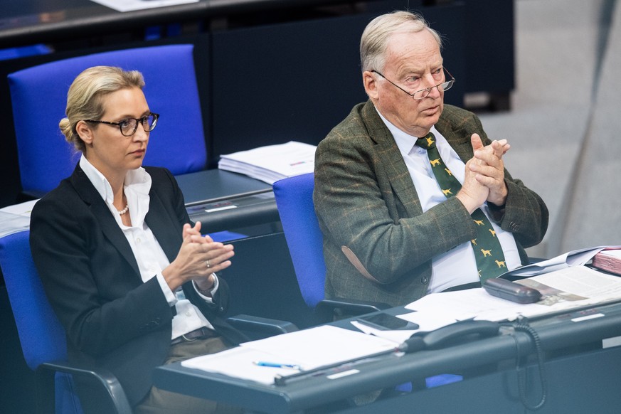 26.09.2019, Berlin: Alice Weidel (l) und Alexander Gauland (beide AfD) applaudieren bei der 115. Sitzung des Bundestages. Thema der Debatte ist auch der Klimaschutz 2030. Foto: Tom Weller/dpa +++ dpa- ...