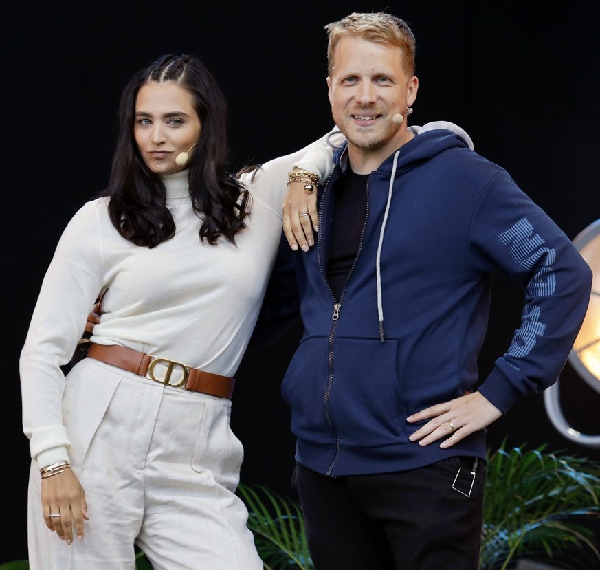 Amira Pocher mit Ehemann Oliver Pocher mit dem Programm Die Pochers hier live beim BonnLive Kulturgarten Open Air 2021 in der Rheinaue. Bonn, 01.08.2021 *** Amira Pocher with husband Oliver Pocher wit ...