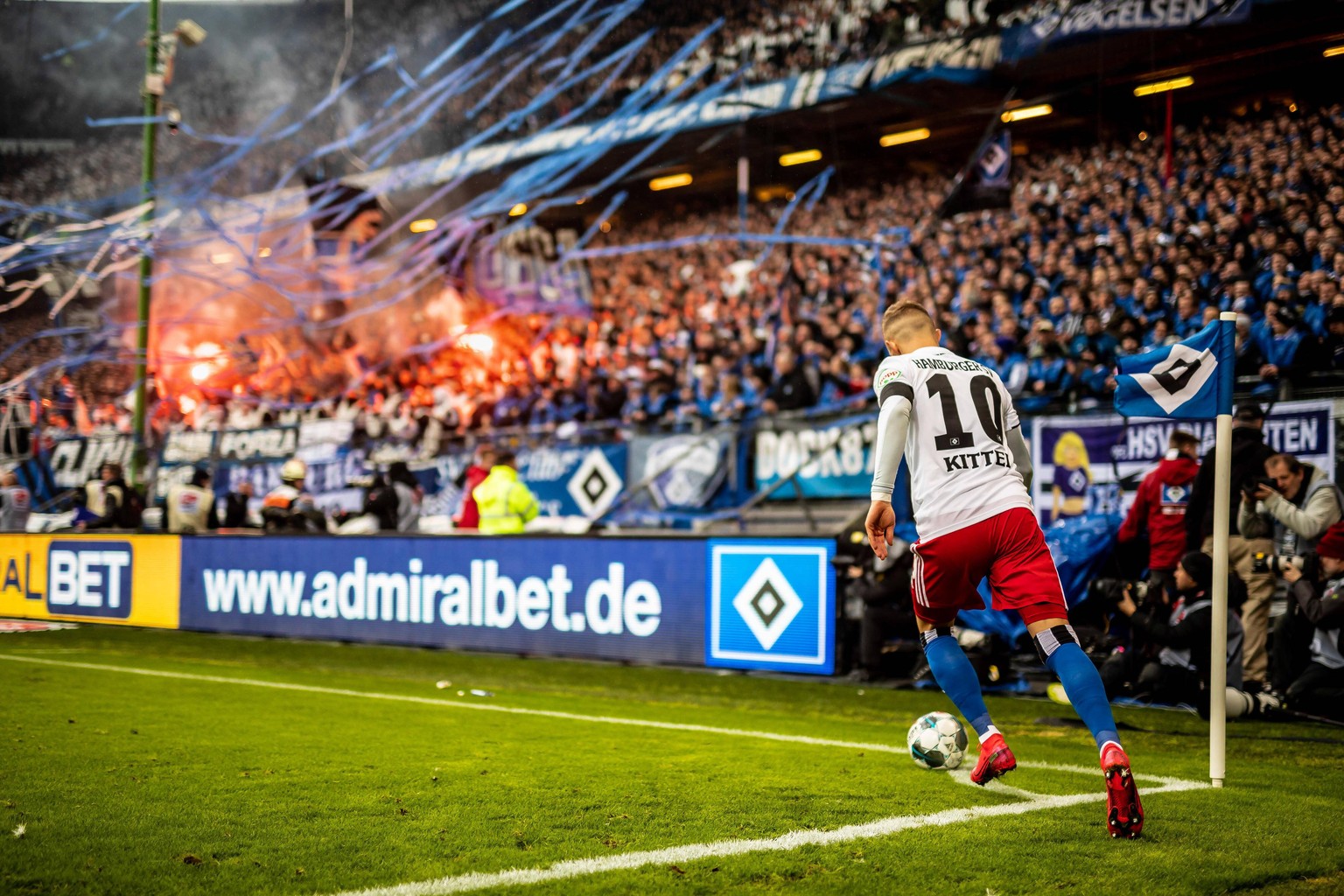 Fußball und erhitzte Stimmung gehören zu Derbys dazu. So wie hier in Hamburg zwischen dem HSV und St. Pauli im Februar 2020.
