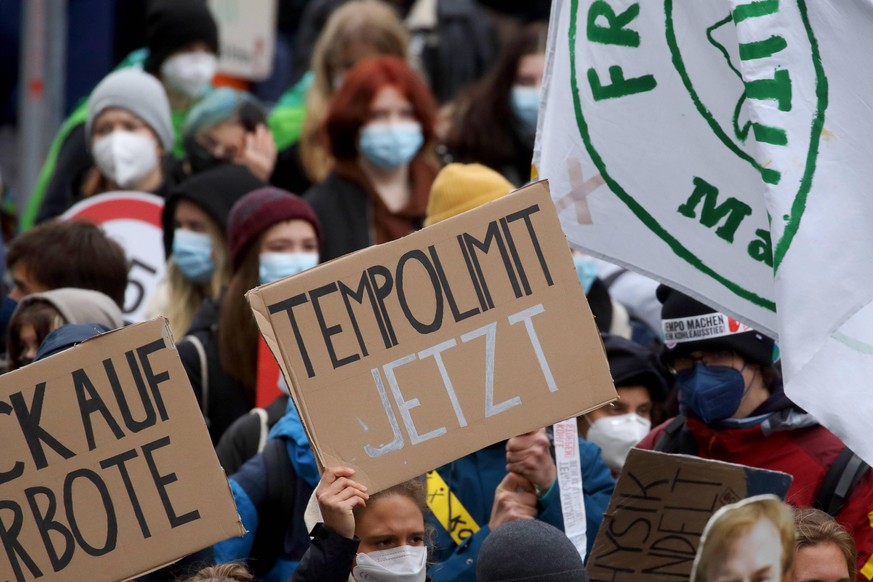 ZENTRALER KLIMASTREIK AM 22. OKTOBER - KLIMAKOALITION - FRIDAYSFORFUTURE - GER, Germany, Deutschland, Berlin, 22.10.2021 - Berlin-Mitte: Mit einer weiteren Protestaktion geht die Jugendbewegung FRIDAY ...