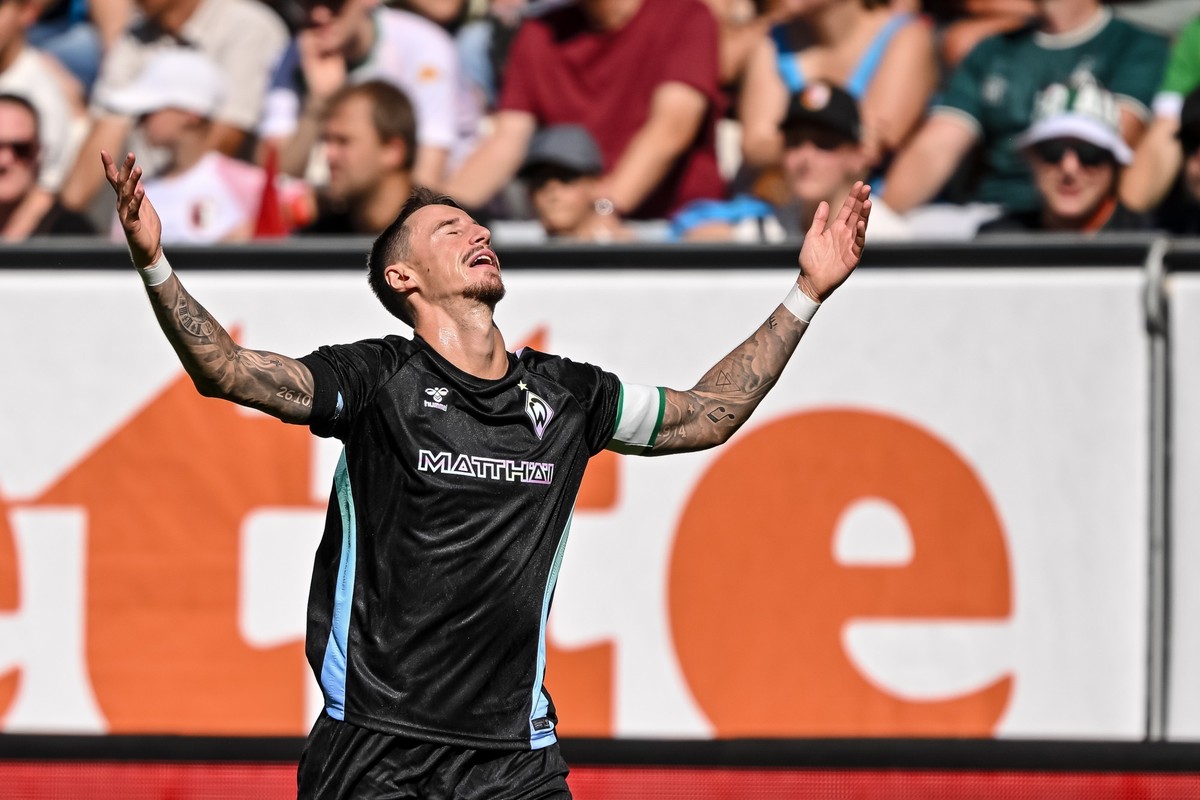 ARCHIV - 24.08.2024, Bayern, Augsburg: Fußball: Bundesliga, FC Augsburg - Werder Bremen, 1. Spieltag, WWK-Arena. Bremens Marco Friedl gestikuliert. Friedl ist sauer über seine Nicht-Berücksichtigung b ...