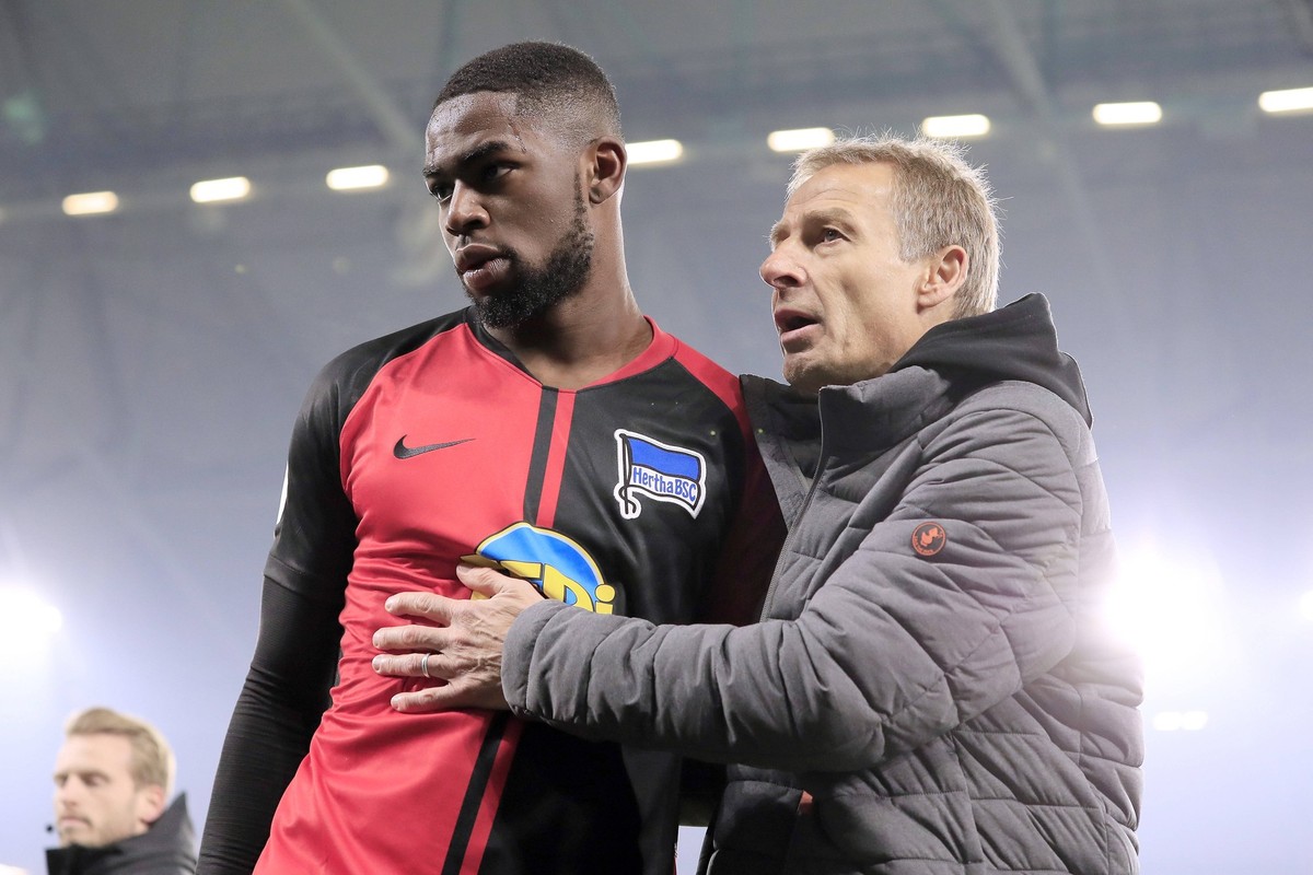 TORUNARIGHA Jordan Team Hertha BSC Berlin mit Trainer KLINSMANN Juergen nach Platzverweis DFB Pokal Achtelfinale 2019 - 2020 Spiel FC Schalke 04 - Hertha BSC Berlin 3 : 2 am 04. 02. 2020 in Gelsenkirc ...