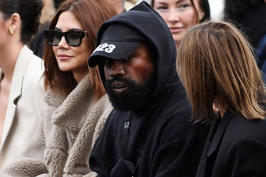 02.10.2022, Frankreich, Paris: US-Rapper Kanye West sitzt bei der Pr