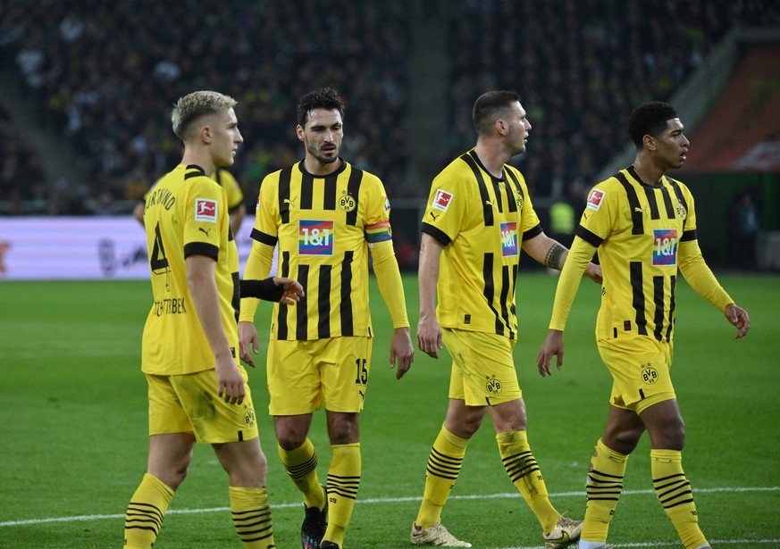 v.li., Nico Schlotterbeck Borussia Dortmund, Mats Hummels Borussia Dortmund, Niklas Süle Borussia Dortmund, Niklas Suele, Jude Bellingham Borussia Dortmund 11.11.2022, Fussball GER, Saison 2022 2023,  ...