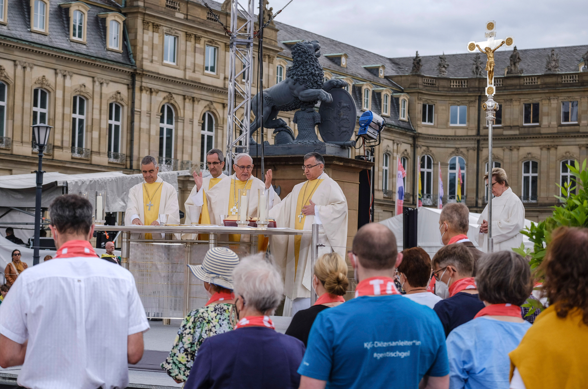 Christ:innen feiern Christi Himmelfahrt mit Gottesdiensten.