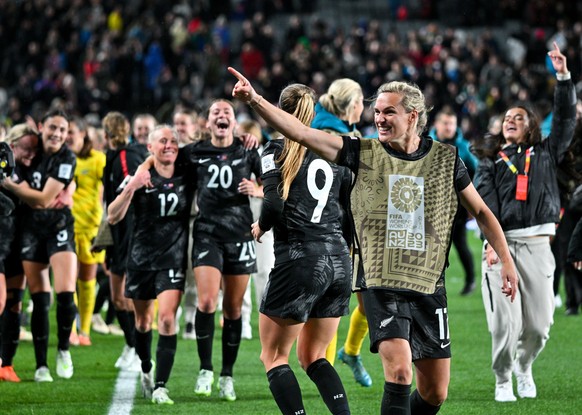 20. juli 2023, New Zealand, Auckland: Fotball, kvinner: VM, New Zealand - Norge, innledende runde, gruppe A, 1. kampdag: New Zealand-spillere feirer etter seieren.  Foto: Guo Lei/XinHua/dpa +++ dpa- ...