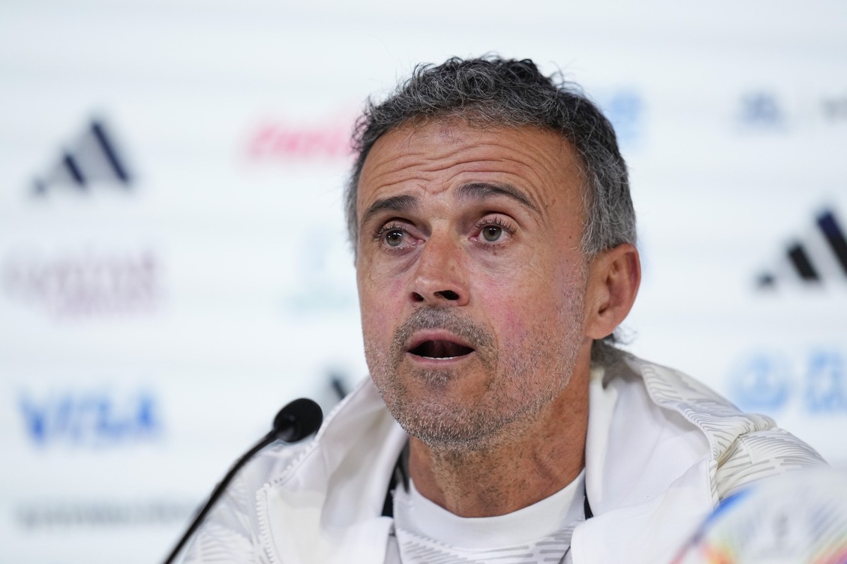 26.11.2022, Katar, Doha: Fu�ball, WM 2022 in Katar, Pressekonferenz Spanien, Spaniens Trainer Luis Enrique spricht w�hrend einer Pressekonferenz. Foto: Julio Cortez/AP/dpa +++ dpa-Bildfunk +++
