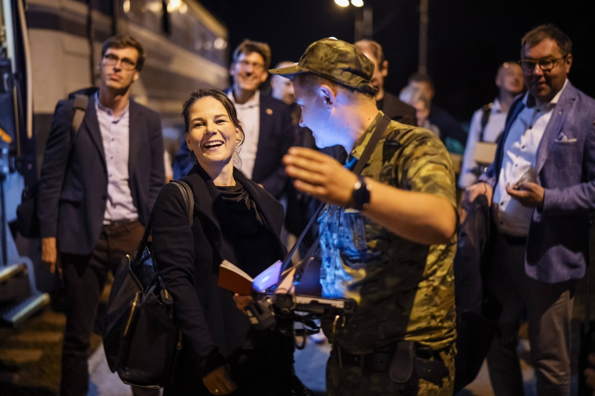 Annalena Baerbock Buendnis 90/Die Gruenen, Bundesaussenministerin erreicht den Bahnhof Medyka/Polen um dort den Nachtzug nach Kiew zu nehmen, aufgenommen im Rahmen des Besuchs der Bundesau��enminister ...