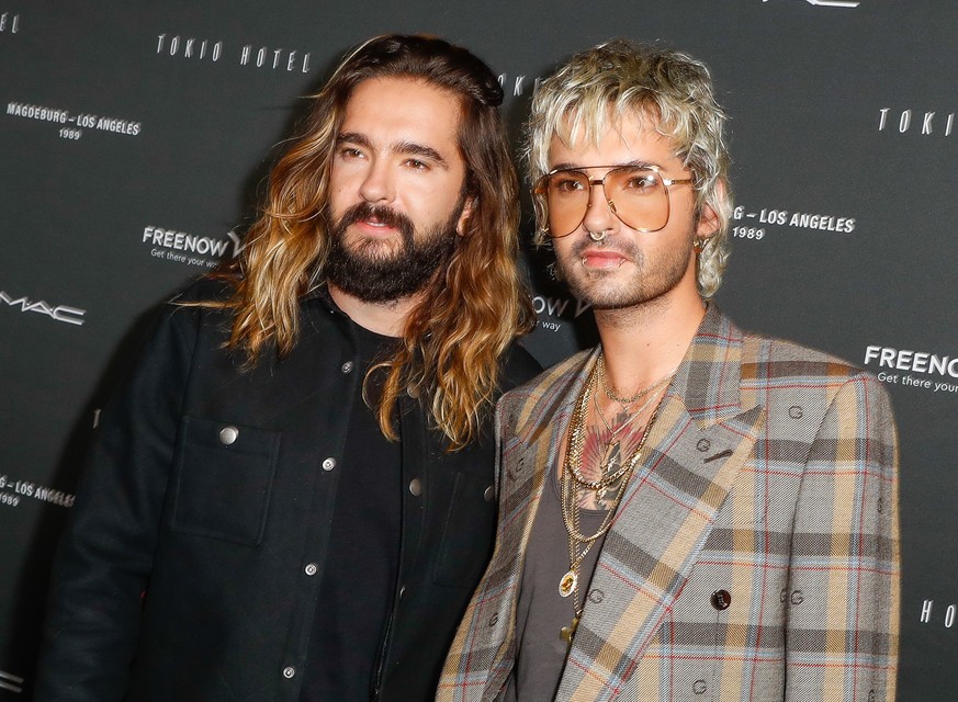 ARCHIV - 22.10.2021, Berlin: Tom Kaulitz (l) und sein Bruder Bill Kaulitz kommen zu einem Event von Tokio Hotel. (zu dpa &quot;Tokio Hotel verschiebt Tour auf 2023&quot;) Foto: Gerald Matzka/dpa +++ d ...