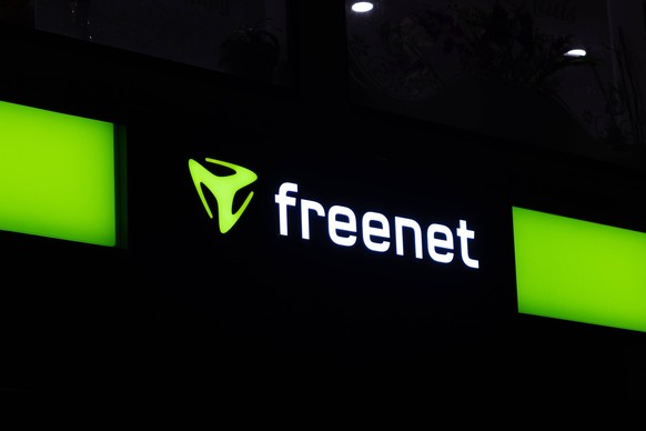 Redaktionell, beleuchtetes Firmenschild von freenet in Darmstadt im Dezember 2022. Redaktionell, beleuchtetes Firmenschild von freenet in Darmstadt im Dezember 2022. *** Editorial, illuminated freenet ...