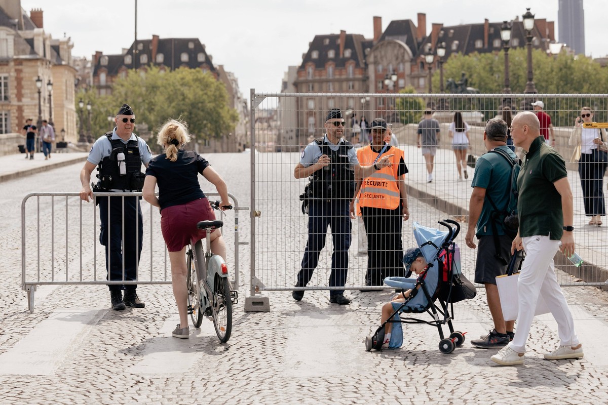 Paris, France, July 24, 2024 - Security is being greatly stepped up ahead of the opening ceremony of the 2024 Olympic Games, which will take place on the Seine river. Many streets and bridges are clos ...