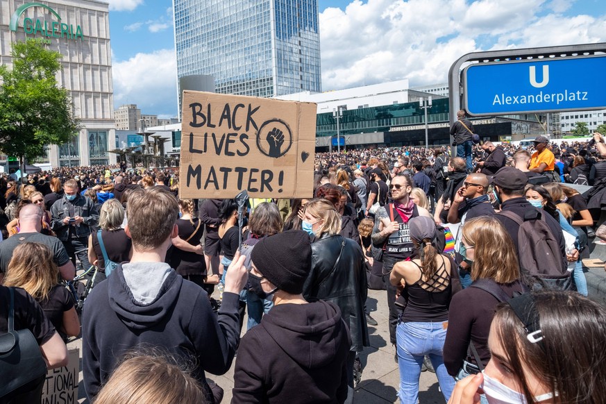 Mehrere tausend Teilnehmer versammelten sich zu einer schweigenden Protestkundgebung auf dem Berliner Alexanderplatz gegen Polizeigewalt und Rassismus nach dem Tod des Afroamerikaners George Floyd. Si ...