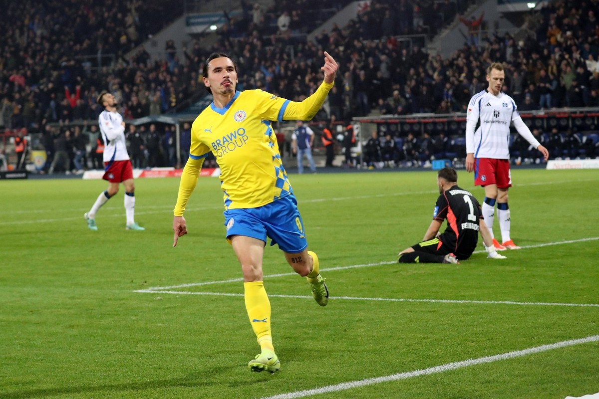 08.11.2024, xgox, Fussball 2.Bundesliga, Eintracht Braunschweig - Hamburger SV emspor, v.l. Torjubel nach dem Tor zum celebrating the goal celebrate 1:0 durch Rayan Philippe Eintracht Braunschweig DFL ...