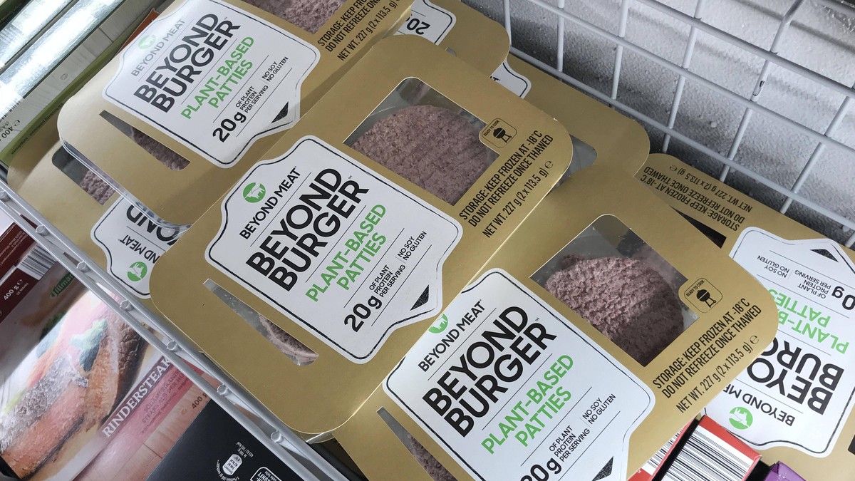 Beyond Meat Burger in einem Tiefkuehlregal in einem ALDI Discounter,Supermarkt. Vegam,veganer Burger,vegane Ernaehrung,Lebensmittel *** Beyond Meat Burger in a deep-freeze shelf in an ALDI discount st ...