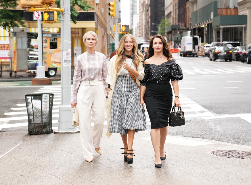 HANDOUT - 09.07.2021, ---: Carrie (Sarah Jessica Parker M), Miranda (Cynthia Nixon, l) und Charlotte (Kristin Davis) in einer Szene des