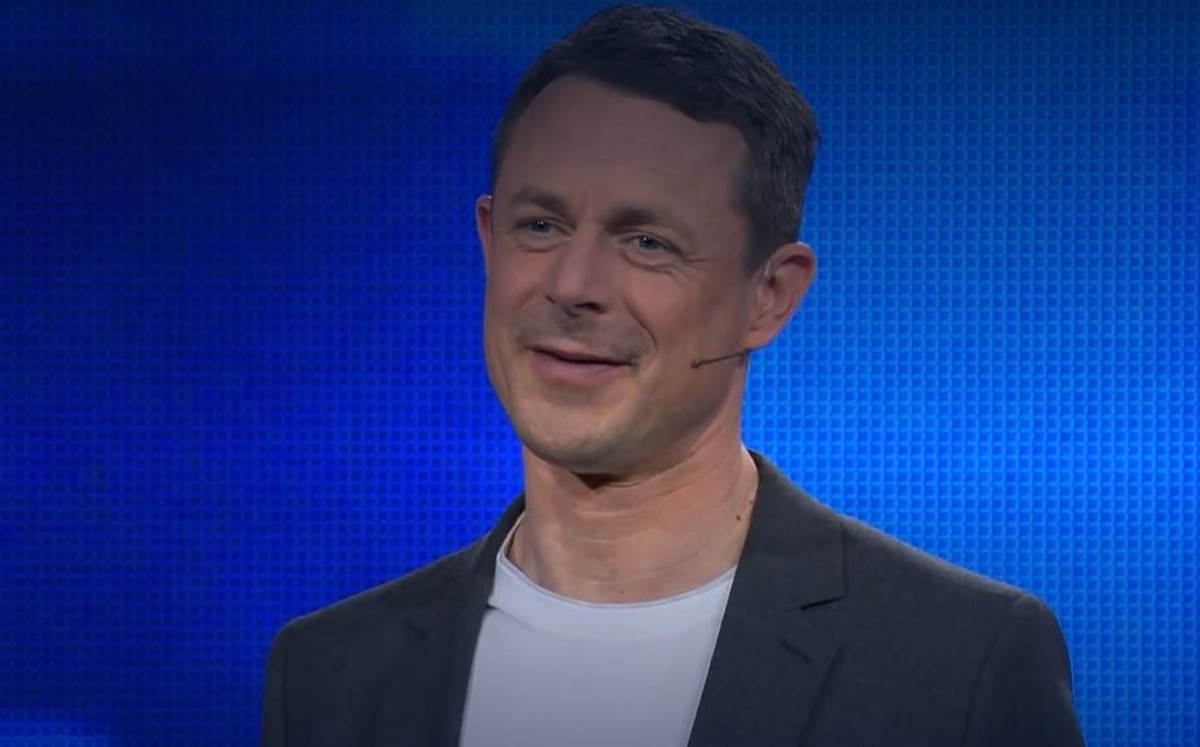 Alexander Bommes reagiert mit einem verlegenen Lächeln auf das Kompliment.