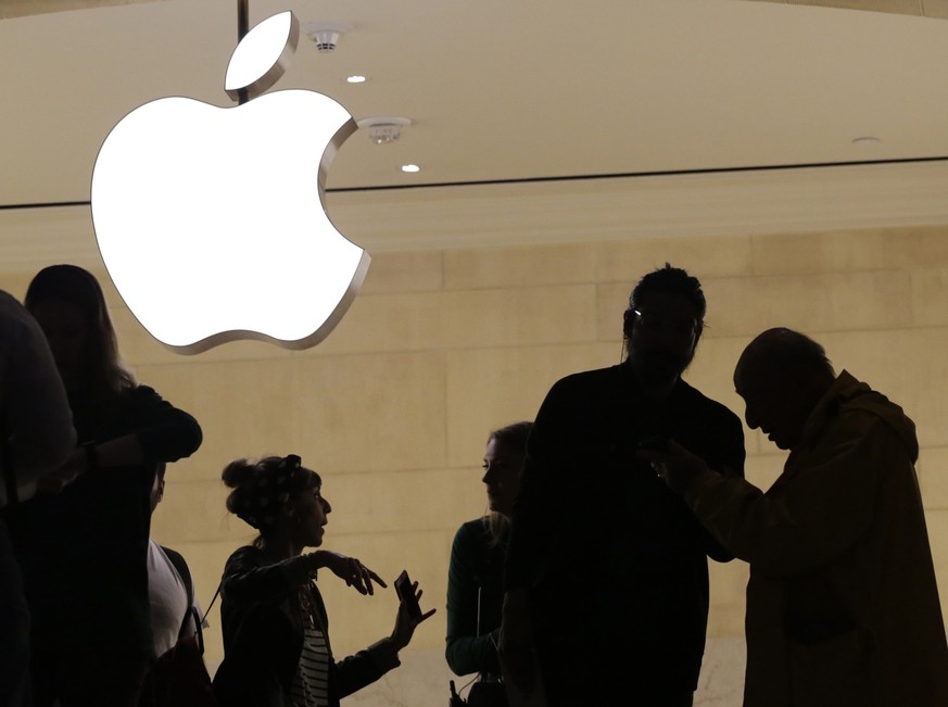 ARCHIV - 31.05.2018, USA, New York: Kunden betreten einen Apple-Store. September ist traditionell die Zeit f