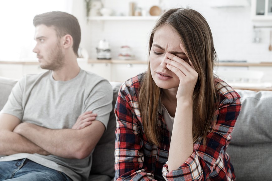 Wenn du gemeinsam mit deinem Partner nur noch in der Wohnung bist, kommt es schnell zu Konflikten. Vor allem, wenn die Nerven wegen des Coronavirus bereist blank liegen.