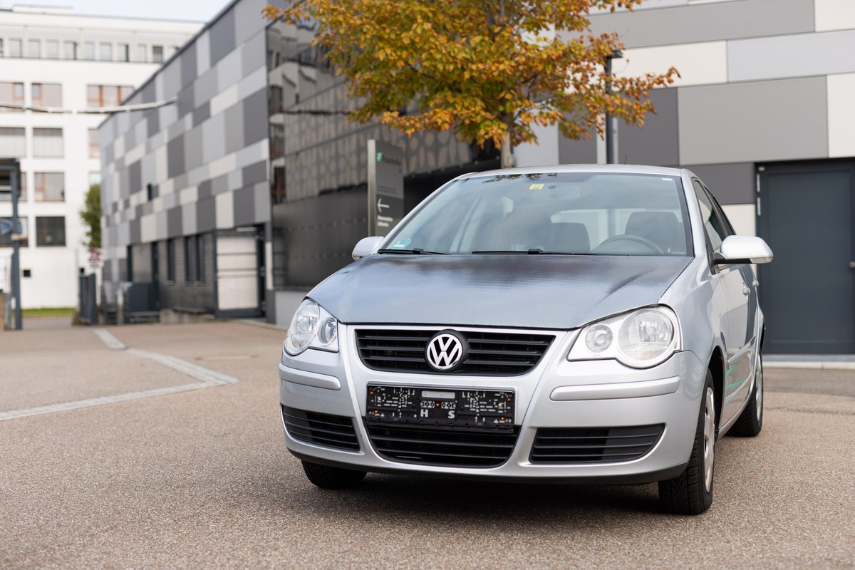 PRODUKTION - 30.08.2023, Baden-Württemberg, Freiburg: Ein Volkswagen Polo mit einer in Solarzellen gekleideten Motorhaube steht auf dem Gelände des Fraunhofer ISE. Forschende des Fraunhofer-Instituts ...