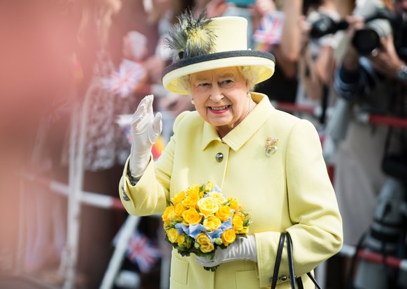 ARCHIV - 26.06.2015, Berlin: K�nigin Elizabeth II. von Gro�britannien gr��t auf dem Pariser Platz in die Menge. Die Queen hat Harrys und Meghans Sohn Archie zum zweiten Geburtstag gratuliert. Foto: Gr ...