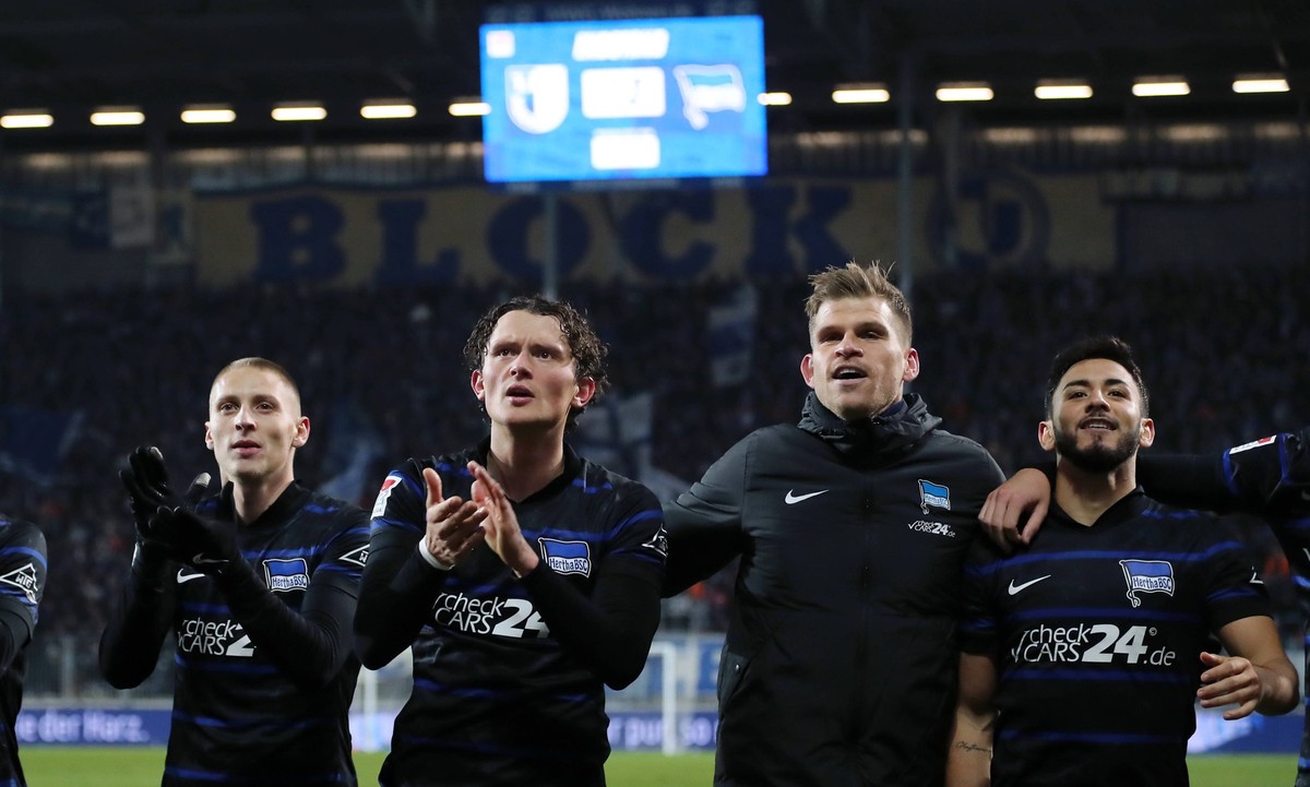 Palko Dardai, Fabian Reese, Florian Niederlechner, Kevin Diego Sessa, Herthamannschaft feiert 3:1 Sieg vor den Fans / Freude / Emotion / Jubel nach Spielende / / Fu�ball Fussball / 2.Bundesliga Herren ...