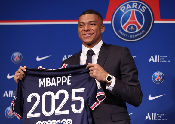 220524 -- PARIS, May 24, 2022 -- French forward Kylian Mbappe poses with a jersey at the end of a press conference, PK, Pressekonferenz at the Parc des Princes stadium in Paris on May 23, 2022, two da ...